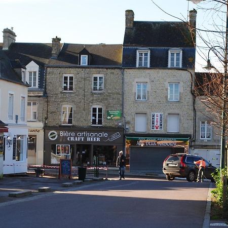 Gite De La Place De L'Eglise Sainte-Mere-Eglise Bagian luar foto