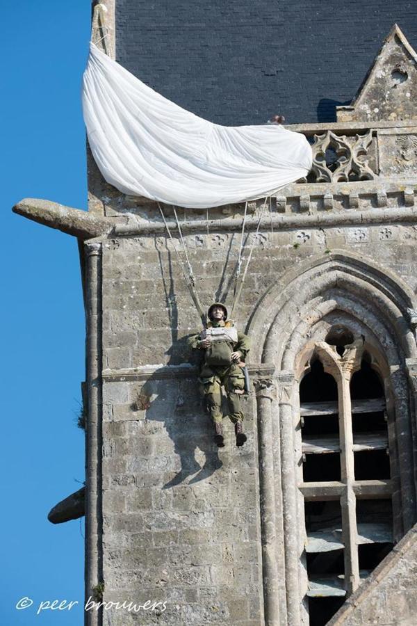 Gite De La Place De L'Eglise Sainte-Mere-Eglise Bagian luar foto