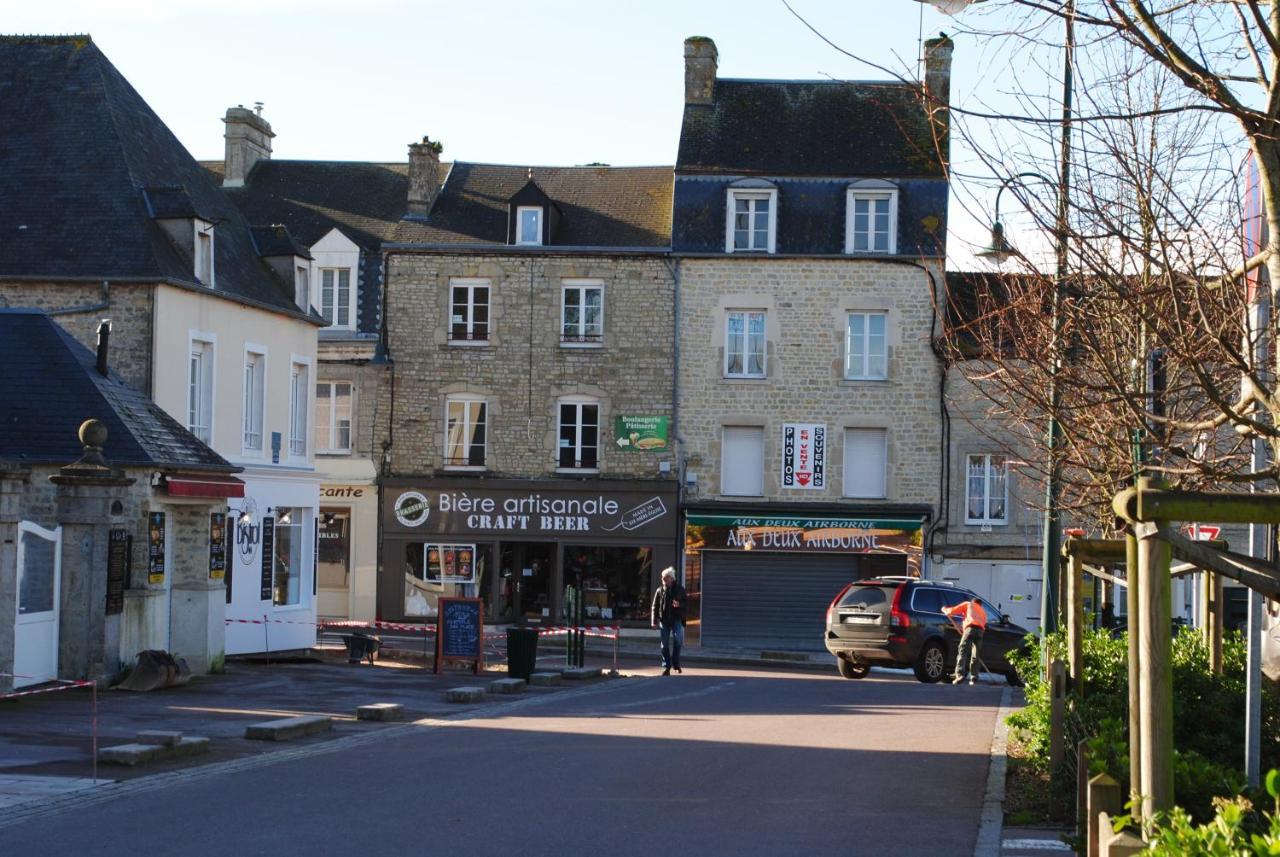 Gite De La Place De L'Eglise Sainte-Mere-Eglise Bagian luar foto